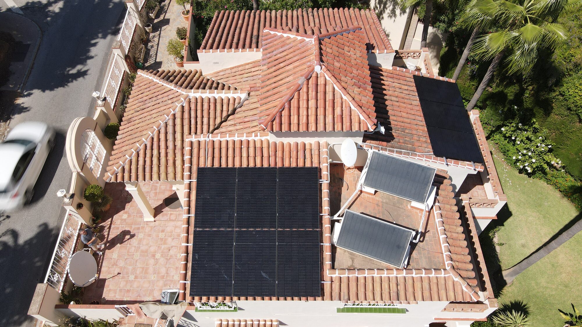 Instalación de placas solares en una vivienda de El Lagarejo, Mijas, Málaga